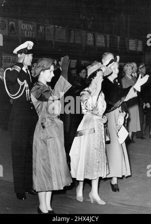 Les princesses, duc d'Édimbourg, disent « Au revoir ». Au Roi et à la Reine du Danemark. Un hommage du duc d'Édimbourg, et des vagues de la princesse Elizabeth, de la princesse Margaret et de la princesse Patricia (à droite), comme ils disent « Au revoir » au roi Frederik et à la reine Ingrid du Danemark, alors qu'ils quittent la gare de Liverpool Street à Londres pour rentrer chez eux à la fin de leur visite d'État de quatre jours en Grande-Bretagne. 11 mai 1951. Banque D'Images