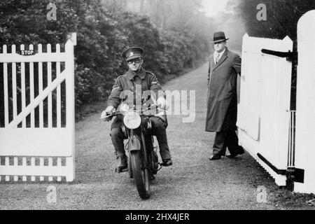 Le Rider de l'expédition du cycle automobile quitte fort Belvedere avec l'acte d'abdication après que le roi l'ait signé cet après-midi.le dernier état du roi Edward documents Dispatch Rider reprend l'abdication à Londres après la sanction royale.Sunningdale, Berkshire, Angl., décembre 11- le roi Edward VIII a signé son trône à fort Belvedere, Sa maison de banlieue près d'ici, cet après-midi. Le projet de loi sur l'abdication, qui a reçu sa première lecture à la Chambre des communes hier soir, a été adopté par le Parlement à 1,52 HEURES aujourd'hui, et a été pris par un pilote de l'expédition à moteur à fort belvedere pour la « sanction royale ». Banque D'Images