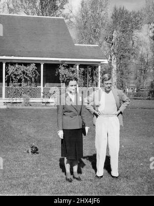 Les pare-vent sortent pour une aération. Le duc et la duchesse de Windsor passent des vacances dans leur ranch près de Calgary, Alberta, Canada, promenez-vous sur leurs terrains avec leurs fidèles. Terrier traîne derrière. 6 octobre 1941. (Photo par photo de presse associée). Banque D'Images