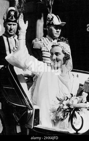 Le mariage royal à Stockholm. Associated Press photo shows: Une charmante photo de la princesse Ingrid de Suède en agitant avec joie à la foule alors qu'elle a conduit de la "Grande Eglise" à travers les rues de Stockholm avec le prince héritier Frederick de Suède après leur mariage hier 24 mai. 10 juin 1935. (Photo par photo de presse associée). Banque D'Images