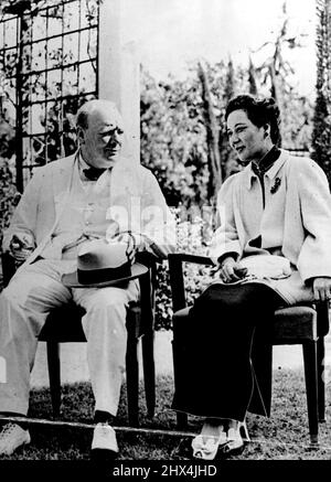 La Conférence des trois puissances en Afrique du Nord s'accorde sur les opérations futures contre le Japon -- M. Churchill et Mme Chiang Kai-Shek. Le Président Roosevelt, le général Chiang Kai Shek et le Premier ministre Churchill, ainsi que leurs conseillers diplomatiques et de service respectifs, ont achevé une conférence en Afrique du Nord, qui a débuté le 22nd novembre. 1943. Les plusieurs missions militaires ont convenu de futures opérations militaires contre le Japon. Les trois grands alliés ont exprimé leur détermination à faire pression sans relâche contre leurs ennemis brutaux par la mer, la terre et l'air. 2 décembre 1943. (Photo Banque D'Images