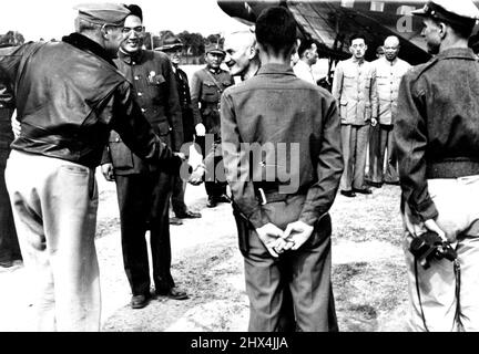 En rejoignant les forces aériennes de l'armée américaine, les « Flying Tigers » américains se battent en extrême-Orient -- Le généralissimo Chiang Kai-Shek (tête montrant l'homme au premier plan au centre) serre la main avec l'un des volontaires américains lors d'une visite à leur base dans l'est de la Chine, le Generalissimo et Madame Chime se sont arrêtés pour rendre hommage aux combattants aériens sur leur chemin vers le front. 14 septembre 1942. (Photo par Interphoto News Picture lnc.). Banque D'Images
