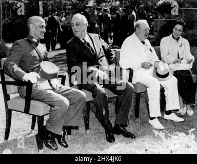 Les dirigeants alliés en Afrique du Nord -- le général Chiang Kai-Shek, le président Roosevelt, le Premier ministre Churchill et Madame Chiang (de gauche à droite) sourit lors d'un interlude dans la conférence nord-africaine qui a rassemblé les trois dirigeants alliés et leurs employés. 12 octobre 1942. (Photo par photo de presse associée). Banque D'Images