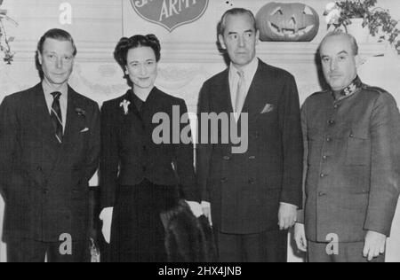 Département de l'Air. Le duc et la duchesse de Windsor assistent à la fête d'Halloween au Red Shield Club de New York. Ne pas publier avant le matin du samedi 18 décembre 1944. 27 décembre 1943. Banque D'Images