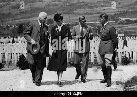 Photos:- ***** Duchesse de Windsor, au Centre, en visite au cimetière militaire de Verdun hier, le 6 mai. Il contient 5 000 tombes de Français tués dans la Défense de la ville pendant la guerre. À gauche se trouve M. Jean Giraud, préfet adjoint du département de Meuse, et à droite se trouve le commandant de Romemont, de l'état-major général de Verdun. Notez les spectacles que porte le duc et le printemps du lys de la vallée - le Muguet français, Tradition a Bringer of Happiness - porté par la duchesse. 22 mai 1939. (Photo par photo de presse associée) Banque D'Images