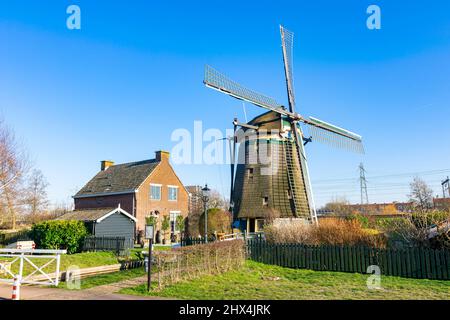 Moulin à vent traditionnel hollandais appelé 'Nieuwe Veenmolen' ou 'Boschmolen' dans la ville de la Haye, pays-Bas Banque D'Images