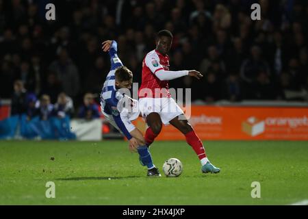 HARTLEPOOL, ROYAUME-UNI. 9th MARS Joe Gray de Hartlepool United combat avec Jordi Osei-Tutu de Rotherham lors du match de Trophée EFL entre Hartlepool United et Rotherham United à Victoria Park, Hartlepool, le mercredi 9th mars 2022. (Credit: Mark Fletcher | MI News) Credit: MI News & Sport /Alay Live News Banque D'Images