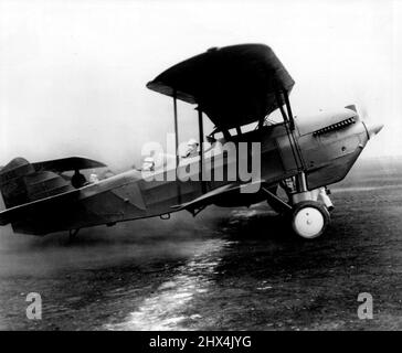 Le colonel Lindbergh part pour la côte du Pacifique lors d'un voyage d'inspection - Bride l'accompagne -- le colonel Lindbergh fait tourner son avion dans le vent pour le décollage. Le colonel Charles A. Lindbergh, accompagné de l'ancienne Miss Anne Spencer Morrow, sa mariée de quelques semaines, a pris le départ de Roosevelt Field cet après-midi lors d'un voyage d'inspection d'un océan à l'autre des routes ferroviaires aériennes proposées du transport aérien Transcontinental, pour lequel il est conseiller technique. 01 septembre 1928. (Photo par Underwood et Underwood). Banque D'Images