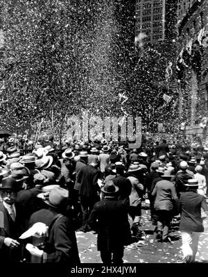 Lindbergh arrive dans l'avion de l'armée comme 7 500 000 trars de throng Bienvenue -- Éblouissant confetti déverse et une partie de la foule dense pour accueillir le flyer.accueilli par une foule estimée à 7 500 000 personnes, le colonel Charles A. Lindbergh, New York-à Paris flyer a reçu la plus grande réception jamais accordée à un héros avec l'exception possible amiral Dewey. À partir du moment où il est arrivé dans la baie au large de la batterie dans un avion Curtiss 0-1 Pursuit, la ligne de tracts de mars -- tournée de six miles de triomphe -- était bordée par de denses foules attendant d'attraper un aperçu du garçon qui a capturé leurs imaginations. 22 juillet 1927. Banque D'Images