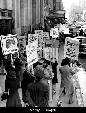 Manifestation exposition industrielle allemande - défilé de pichets devant l'entrée du Musée des sciences et de l'industrie au Rockefeller Center, New York City, avril 9, en signe de protestation à l'ouverture de l'exposition industrielle allemande du gouvernement militaire. Les piquetage sont des représentants du Comité mixte de lutte contre l'antisémitisme qui soutient que le spectacle indique une re-Nazification de l'Allemagne. 09 avril 1949. (Photo par photo de presse associée). Banque D'Images