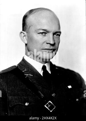 En charge des troupes américaines en Europe pour l'ouverture d'un deuxième front est le général Dwight D. Eisenhower, expert en chars de 51 ans. La nomination du général Eisenhower au commandement du Théâtre européen des forces américaines, dernière formalité avant une offensive continentale, le place dans la position occupée par le général John J. Pershing au cours de la dernière guerre. Le général est déjà à Londres pour planifier sa campagne. 20 juillet 1948. Banque D'Images