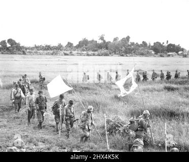 Les JAP se rendent à Bataan - Une colonne en serpentin de soldats japonais en capitulation croissent un paddy de riz vert alors qu'ils approchent en attendant 38th soldats du Div. Cinquante officiers et 400 hommes, qui restaient tous de plus de 6 000 troupes ennemies, se rendirent à Orion et Bagac, Bataan. On les voit se déplacer le long du même sentier sur lequel les Américains ont fait la célèbre « marche de la mort » en 1942. Cette force ennemie, sous la direction du colonel Nagayoshi, a été complètement vaincue dans la bataille par les anciens combattants du 38th Dive dans leur reconquête des péninsules historiques de Bataan. 9 avril 1945. (Photo par U.S. Army photo). Banque D'Images