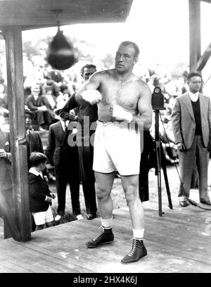 Se préparer à déplacer Man Mountain Jack Sharkey perforant le sac à Orangeburg, New York, où il se prépare à sa bataille avec Primo Carnera, géant italien, à New York, en juin 29. 14 juin 1933. (Photo par photo de presse associée). Banque D'Images