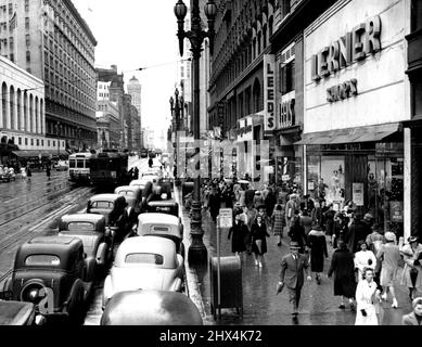 La première Guerre s'effraie, Shoppers throng Brisco Streets -- presque désertés après la tombée de la nuit, la célèbre rue Market Street de San Francisco présente une ambiance animée pendant les heures de pointe de shopping avec Noël-présente les amateurs de rues frémantes. Voici une vue, en regardant de la quatrième rue vers le front de mer. 15 décembre 1941. (Photo d'ACME). Banque D'Images