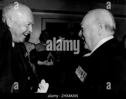 Bonne rencontre le sens de l'humour de M. Winston Churchill a été pleinement apprécié par le général Dwight D. Eisenhower, commandant suprême de l'Atlantique ; PACT (à gauche) lorsqu'ils se sont réunis à un dîner donné en l'honneur du général à Londres. 10 juillet 1951. (Photo de l'Associated Press Ltd.). Banque D'Images