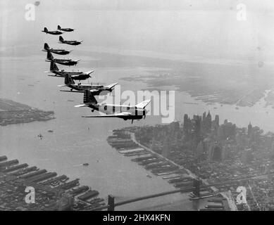 Les Mighty Bombers de l'armée au-dessus de New York à Celebration New York City -- volant en étroite formation, un escadron d'énormes bombardiers de l'armée de l'air survole la ville de New York, le 1st août. En route vers Wright Field, Dayton, Ohio, pour participer aux célébrations de l'Armée de terre du 30th anniversaire de l'achat du premier avion par les escadrons de poursuite, d'attaque et de bombardiers de l'Armée des États-Unis forment tous ***** Des États-Unis participent à la célébration et au spectacle de la puissance aérienne de la nation. 21 octobre 1939. (Photo d'Acme). Banque D'Images