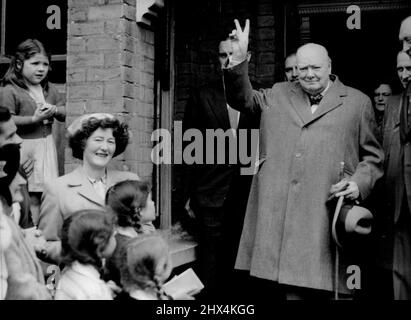 Tournée électorale de la veille de Churchill -- Sir Winston Churchill donne son V-sign familier alors qu'il quitte les salles du comité du parti conservateur pour une tournée électorale de la circonscription de caché, Woodford Essex, aujourd'hui 25 mai. 3 juin 1955. (Photo par photo de presse associée). Banque D'Images