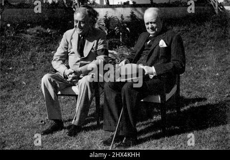 Grande conférence de stratégie Allied en Afrique du Nord. Le président Roosevelt rencontre M. Churchill -- le président et M. Churchill discutent de questions importantes dans le jardin de la villa. L'une des conférences les plus importantes de cette guerre a commencé le 14th janvier, près de Casablanca, lorsque le président Roosevelt et M. Churchill se sont rencontrés pour étudier tout le domaine de la guerre, théâtre par théâtre. Ils sont accompagnés par les chefs d'état-major des deux pays. Toutes les ressources ont été mobilolées pour l'exécution active et concertée des avions alliés pour le campement offensif de 1943. 3 mai 1943. (Photo de Britis Banque D'Images