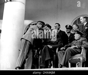 Staline, Churchill, Roosevelt ici dans la capitale persane -- l'officier de section des filles du premier ministre Sarah Churchill (Mme Via Oliver) présenté au maréchal Staline les dirigeants alliés de la Grande-Bretagne, des États-Unis Et de l'URSS se sont réunis à Téhéran, capitale de la Perse, pour discuter de l'wan contre l'Allemagne et un certain nombre de questions politiques, ***** et les représentants diplomatiques des trois grandes puissances étaient présents. C'est la première fois que le maréchal Staline et le président Roosevelt ont eu une réunion personnelle. 7 décembre 1943. (Photo de Fox photos). Banque D'Images