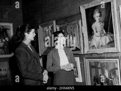 La National Society of Women Artists tient son spectacle annuel aux Galeries du Royal Institute à Piccadilly, Londres. Cette année est l'exposition de peintures de 93rd. Cette photo montre deux visiteurs admirant une belle photo dans les huiles de S.A.R. la princesse Anne par M. Ludmilla Trapp. S.S. A.S.A. Courrier. 14 juin 1954. (Photo par Daily Mail Contract Picture). Banque D'Images