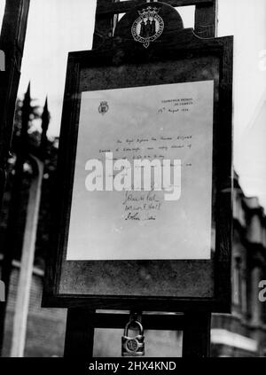 Records naissance de la princesse - cet avis, accroché aux portes de Clarence House, Londres, annonce la naissance d'une fille à la princesse Elizabeth août 15. Dirigée par 'Clarence House, St. Jame', et datée du 15th août 1950, elle se lit comme suit: 'Son Altesse Royale la princesse Elizabeth, a été livrée en toute sécurité d'une princesse à 11,50 heures (heure britannique) aujourd'hui. Son altesse Royale et sa fille se portent bien. Il est signé, de haut en bas, par Sir William Gilliatt, gynécologue de la princesse: John H. Peel, Vernon F. Hall et Sir John Weir, médecin de la famille royale. Le bébé était le premier enfant royal Banque D'Images