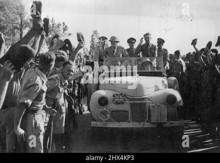 M. Churchill brise le voyage à la maison pour visiter l'Afrique du Nord -- M. Churchill donne le signe de la victoire lorsqu'il conduit à travers les lignes d'hommes de la première Armée. M. Churchill est revenu chez lui par Air depuis l'Afrique du Nord-Ouest où il a rompu son voyage de retour des États-Unis avec M. Eden le premier ministre a passé une semaine à visiter le H.Q. du général Eisenhower à Alger et les troupes britanniques et américaines des armées victorieuses alliées en Afrique. 07 juin 1943. (Photo par British Official Photograph). Banque D'Images