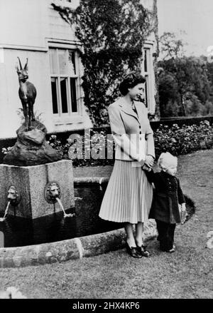 Poser pour le Prince Charles -- cette nouvelle étude de la Reine et de la princesse Anne, montre sa Majesté avec sa petite fille posant dans les jardins pittoresques du château de Balmoral, pour une photo qui est prise par le prince H.R.H. Charles. 01 mai 1953. (Photo de Fox photos). Banque D'Images