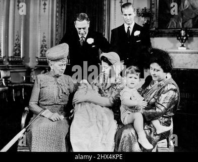 Au baptême de la princesse Anne aujourd'hui - le groupe royal au baptême de Buckingham aujourd'hui - assis de gauche à droite : - la reine Mary, la princesse Elizabeth tenant la princesse Anne, la reine tenant le prince Charles. Debout, le roi et le duc d'Édimbourg. La princesse Anne, fille de la princesse Elizabeth et du duc d'Édimbourg, a été baptisée au palais de Buckingham, à Londres, aujourd'hui samedi - le 145th anniversaire de Trafalgar, la plus célèbre victoire maritime de Grande-Bretagne. Le roi, avec la reine (l'un des cinq parrains du bébé), était présent à la cérémonie du Dr Cyril Garbett, archevêque Banque D'Images