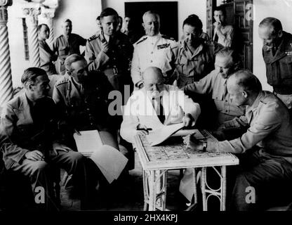 Churchill en Afrique du Nord à la Conférence de planification alliée -- de gauche à droite : M. Anthony Eden, Sir Alan Brooke, maréchal en chef de l'air Tedder, l'amiral Sir Andrew Cunningham, le général Alexander, le général Marshall, les États-Unis le général Eisenhower et le général Montgomery : le premier ministre est vu au centre. Photographie exclusive prise au quartier général de la Force alliée à l'occasion d'une conférence de planification alliée présidée par le Premier ministre avec les chefs de combat de la Grande-Bretagne et des États-Unis le 1 juin 1943. (Photo par British Official Photograph). Banque D'Images