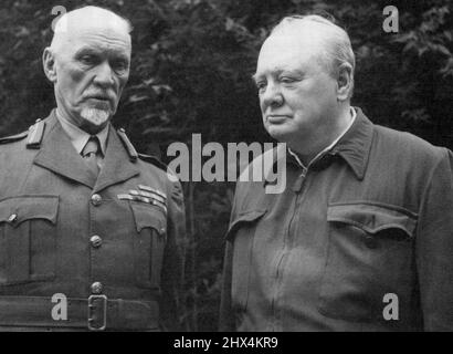 Maréchal-maréchal à Downing Street -- maréchal-maréchal et M. Churchill dans le domaine si 10 Downing Street. Le maréchal Smuts est arrivé au pays pour des consultations et des discussions. Il est annoncé qu'il est venu à l'invitation du gouvernement et qu'il sera membre du Cabinet de guerre pendant qu'il sera ici. Il est accompagné de son fils, le capitaine Smuts. 05 octobre 1943. (Photo par British Official Photograph). Banque D'Images