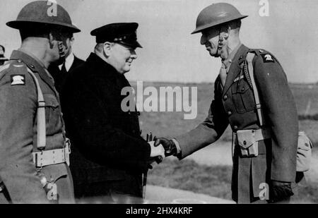 Visite de M. Churfrissons en Islande -- le premier ministre se fait la main avec un officier des Marines américaines. Sur le voyage de retour de sa visite historique à la réunion de l'Atlantique, le président Roosevelt, M. Churchill, s'est rendu à Reykjavik, en Islande, où il a reçu un Bienvenue. enthousiaste S'adressant à la foule inepte des Islandais, le Premier ministre leur a dit que la Grande-Bretagne et l'Amérique défendraient l'Islande et qu'après la guerre, elle assumerait son indépendance. 14 octobre 1941. (Photo par British Official Photograph). Banque D'Images