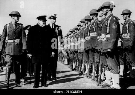 Visite de M. Churchill en Islande -- le premier ministre inspecte les marines américaines. Au cours du voyage de retour de sa réunion historique au milieu de l'Atlantique avec le Président Roosevelt, M. Churchill s'est rendu en Islande à Reykjavik, où il a reçu un Bienvenue. enthousiaste S'adressant à la foule des Islandais, le Premier ministre leur a dit que la Grande-Bretagne et les Américains défendraient l'Islande et qu'après la guerre, ils assuraient son indépendance. 25 août 1941. (Photo par British Official Photograph). Banque D'Images