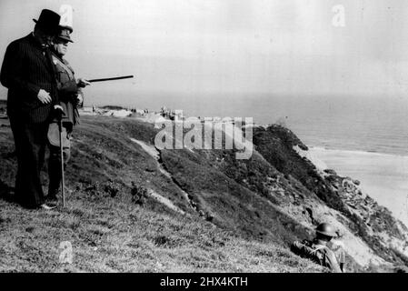 M. Winston Churchill visite le Nord-est -- le premier ministre a effectué une visite au Nord-est de l'Angleterre pour inspecter les travaux de défense des fortifications côtières, etc. M. Winston Churchill ayant des défenses côtières lui a signalé. 05 août 1940. (Photo par British Official Photograph). Banque D'Images