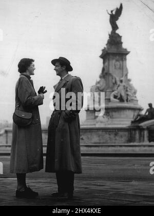 The Girl's on HIS One Level -- Chips Rafferty, star australienne du film, est très douce. 6in. dans ses chaussures en cuir marron. Les filles qui dansent avec son à Londres sont directement à son deuxième bouton de gilet. J'en ai assez de me pencher vers le bas pour les femmes. Je me suis donc promené jusqu'à sa suite piccadilly. Étiré un cou de terre et regarda les éclats directement entre ses yeux bleu clair. « Godd Heaven... » murmura Chips, « derrière la porte de la chambre - ce n'est pas fait pour des gens comme nous ». Ce n'était pas le cas. Ça fait mal. Chips s'assit dans des chemises de nuit sur un lit spécial qui s'étend jusqu'à 8ft. Il a ordonné de se remettre en marche. « Examinons votre Banque D'Images