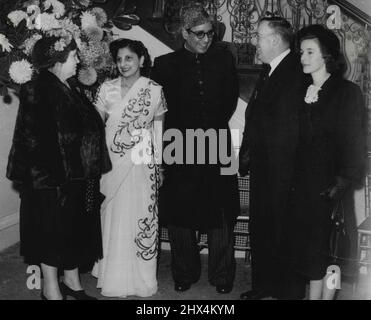 Haut-commissaire australien, avec femme et fille à la réception « Pakistan » à Londres. Monsieur J.A. Beasloy avec sa femme (à gauche) et sa fille June (à droite) s'adressant à M. Habib Ibrahim Rahimtola et au Begum Zubeida Rahimtola (deuxième à partir de la gauche) lors de la réception à Londres. Monsieur J.A. Beasley, le Haut Commissaire australien à Londres, a assisté à une réception - accompagnée de son épouse et de sa fille, en juin - donnée par le Haut Commissaire du Pakistan à Londres, M. Habib Ibrahim Rahimtola, à sa résidence à Park Lane, Londres. 28 novembre 1947. Banque D'Images