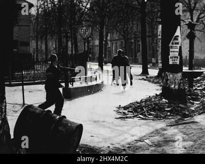 Les travailleurs esclaves russes règlent un score avec le policier allemand. La police civile qui est arrivée sur les lieux est chassée par les Russes dont l'un est vu courir avec son vélo avec un russe dans la poursuite étroite tandis qu'un autre déchore un morceau de débris à la police en fuite. 11 juin 1945. (Photo de L.O.) Banque D'Images