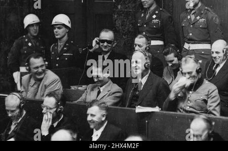 Rire dans le tribunal -- avec Goering à la tête de la 'bande' les criminels de guerre nazis ont éclaté dans rire pendant la preuve donnée novembre 30. Dans la rangée avant sont vus de gauche à droite Goering, Hess, Ribbentrop et Keith. Rangée arrière: Donetiz; Raeder; Schirach et Saukel. 11 décembre 1945. (Photo par photo de presse associée). Banque D'Images