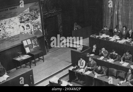 Trisly Trophies à Nuremberg -- la scène dans la salle du tribunal de Nurnberg décembre 13 comme preuve était preuve a été montré de cruauté dans les camps de concentration. À gauche sur la table est Une peau humaine rétrécie avec des marques de tatouage devant l'affiche de camp de concentration.Thomas Dood, un de l'assistant ***** Conseils pour les états-unis mis en exposition dans la salle d'audience de Nuremberg, décembre 18, trois grands morceaux de peau humaine bronzée et un baseball - les trophées les plus grisants du nazisme. Les vingt et un grands nazis n'ont pas pu tenir la vue, ils ont volé des regards rapides et les tourné rapidement. Juin 30 Banque D'Images