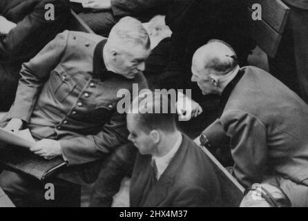 Les accusés du procès de Nuremberg -- le général Alfred Jodl (à droite) et le général Wilhelm Keitel tournent autour de ***** dans la case défendeurs pendant la ***** Les procès de Nuremberg, en Allemagne. 27 novembre 1945. (Photo par photo de presse associée). Banque D'Images