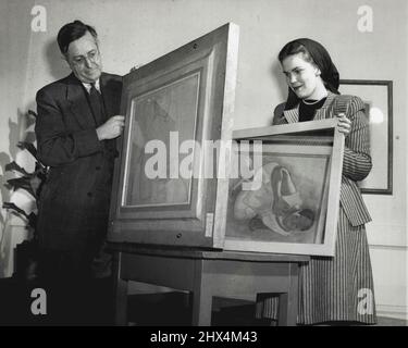 Trésor caché -- le détective d'art Carl O. Schniewind, conservateur des estampes et des dessins à l'Institut d'art ici, a récemment découvert un dessin de charbon de bois précieux sur le dos d'une impression de pastel qu'il préparait pour la collection permanente de dessins à montrer dans une exposition d'institut. Contribué par le fonds Tiffany Blake, le travail a été réalisé par Paul Gauguin, artiste français qui a vécu de 1848 à 1903, dont le pastel, femme tahitienne, est sur le côté de l'exposition. Ici, Schniewind voit le dessin de charbon de bois qu'il a trouvé tandis qu'Alice Baughton d'Olean, N.Y., étudiant à l'instutite, tient un miroir à Banque D'Images