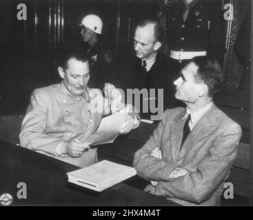 Accusés Huddle à Nuremberg -- Hermann Godering, Karl Doenitz et Rudolf Hess (de gauche à droite), trois des accusés du procès pour crimes de guerre des nazis de Big-Wig à Nuremberg, en Allemagne, ont une discussion avant de convoquer une session de tribunal. 7 janvier 1946. (Photo par AP Wirephoto). Banque D'Images