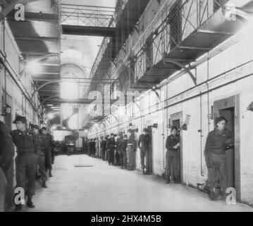 Les criminels de guerre nazis sont bien gardés : un gardien individuel se tient devant chaque cellule de la section principale de la prison de Nuremberg, en Allemagne, où les criminels de guerre nazis sont incarcérés en attendant la reprise de leur procès l'année prochaine. Les cellules de Hermann Goering et Rudolf Hess sont à l'extrême droite. 28 décembre 1945. (Photo par AP Wirephoto). Banque D'Images