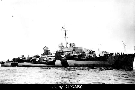 Nouveau Super-destroyer de la Marine si puissant que dans la dernière guerre il nouveau 2 200 - ton Allen M. la classe d'été de super-destroyer fait son arc photographique. Avec ses lignes épurées et ses armes lourdes, le nouveau navire de guerre est un véritable coup de poing, combiné à la vitesse de whippet, un autre exemple de croisement continu que la guerre navale moderne exige, dans la quête éternelle de plus de puissance, de plus de maniabilité et d'une plus grande impénétrabilité. 11 mars 1944. (Photo par US Navy Official photo). Banque D'Images