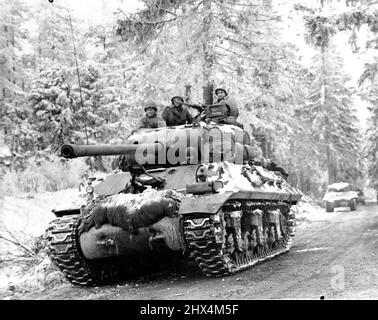 U.S. Armor se déplace pour attaquer les Allemands en BelgiumA le destructeur de tâches américain de la troisième division américaine Armored avance dans une ligne de U.S. Armored. Unités sur une route belge près de Malempre, sur le flanc nord du Saillant allemand dans les Ardennes. Les unités sont sur le point d'attaquer les chars allemands et les positions dans les opérations contre une contre-attaque lancée par l'ennemi le 16 décembre 1944 au Luxembourg et dans le sud de la Belgique. Malempre se trouve à l'ouest de Vielsalm, sur la route entre St. Vith et Laroche, le 8 janvier 1945, et se trouve à moins de dix milles de la route principale depuis St. le 26 février 1945. (Photo par le bureau américain Banque D'Images