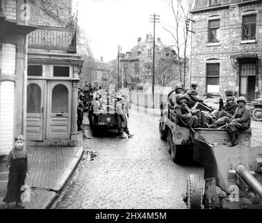 Troupes et armes américaines à Malmedy les troupes et les armes américaines traversent une rue à Malmedy, en Belgique, au sud d'Aix-la-Chapelle, tandis que les Yanks prennent des mesures défensives contre l'poussée allemande dans le Saillant de Belgique - Luxembourg. 01 février 1945. (Photo de Peter J. Carroll, Associated Press photo). Banque D'Images