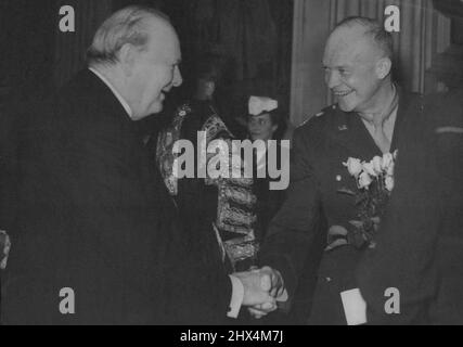 Le général Eisenhower reçoit la liberté de la ville de Londres -- le Premier ministre accueille le général Eisenhower à la Maison du manoir où le Commandant suprême allié était l'invité d'honneur lors d'un déjeuner civique qui a suivi la cérémonie au Guildhall, Où il a reçu la liberté de la ville de Londres.le général Dwight D. Eisenhower a conduit à travers des foules enthousiastes jusqu'au Guildhall, où il a reçu la liberté de la ville de Londres. Le Commandant suprême allié a ensuite été invité d'honneur lors d'un déjeuner dans la Maison de la ville, auquel ont assisté les membres de la City Corporation. JAR Cabine Banque D'Images