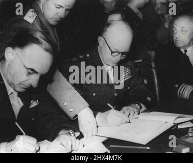 Les alliés se réunissent à Berlin pour signer le Pacte des quatre puissances -- le général Eisenhower, commandant suprême des forces alliées, signant le pacte à Berlin. Le général Eisenhower, le maréchal Montgomery, le maréchal Zhukov et le général de later de Tassigny, représentant les quatre grandes puissances, se sont réunis à Berlin et ont signé un pacte de quatre puissances concernant la défaite de l'Allemagne et le contrôle subséquent. 7 juin 1945. (Photo de Plant News Ltd.). Banque D'Images