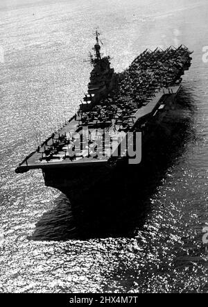 American Carrier à Portsmouth sur le voyage de bonne volonté -- majestueux sur une mer étincelante, le porte-avions des États-Unis 'Valley Forge, - avions bordés sur son pont de vol - approche cette base navale britannique pour une semaine de séjour sur sa croisière autour du monde. Avec son escorte de deux destroyers - le William G. Lawe et le Lloyd Thomas - le transporteur a couvert 28 000 milles de sa tournée de bonne volonté. Elle naviguera pour San Diego à la fin de sa visite. 06 mai 1948. (Photo par Camera Press). Banque D'Images