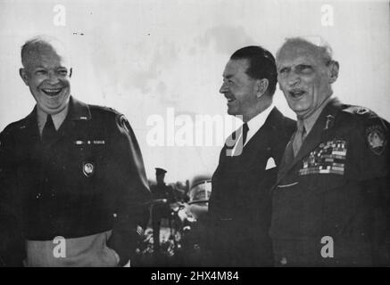 Lord Alexander visite S.H.A.P.E. -- le maréchal Earl Alexander (au centre), ministre britannique de la Défense, est vu avec le général Dwight Eisenhower (à gauche, en riant) et l'adjoint du général, le maréchal Lord Montgomery, au quartier général d'Eisenhower, près de Paris, aujourd'hui, le 15 avril. Lord Alexander a pris l'avion de Londres à Paris aujourd'hui pour passer la journée au quartier général suprême, les puissances alliées en Europe, avec le général Eisenhower. 15 avril 1952. (Photo par photo de presse associée). Banque D'Images