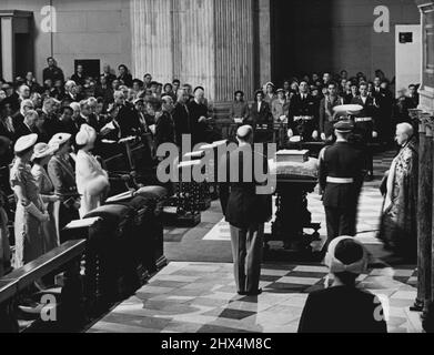 U.S. Commemoration Service -- le général Eisenhower debout par le livre contenant les noms des Américains qui ont perdu leur vie, pendant le service de dévouement à St. Paul's.en présence de H.M. la Reine, la princesse Elizabeth et la princesse Margaret, Le général Eisenhower a remis aujourd'hui au doyen de la cathédrale Saint-Paul, le Dr Matthews, le rôle d'honneur commémorant les 28 000 Américains qui ont perdu la vie en se battant à partir de bases en Angleterre pendant la dernière guerre. Le rouleau doit être placé dans le transit nord de la cathédrale jusqu'à ce que la chapelle américaine soit prête.Une croix d'argent et un chandelier d'argent Banque D'Images